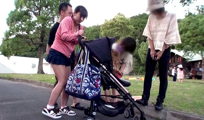 【野外潮吹き】ナンパした子持ちママと野外羞恥プレイ！手マンしながら歩かせ近所の人の前でこっそりペニス挿入！