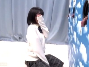 【MM号】女子校生がペニス当てゲームに挑戦！外したら罰ゲームNTR！デカマラ挿入されて寝取られる！素人女子校生が着衣SEX！