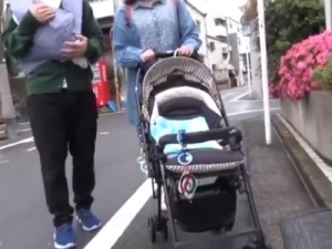 【人妻ナンパ】夫婦の子持ちママを口説いてデカチン男の性の悩み相談！マジックミラー越しの旦那を気にしながら不倫寝取られ！