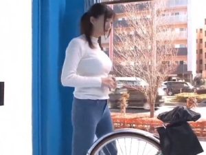 「もう無理！イクゥー！」人妻がアクメ自転車でイキ我慢ゲーム！連続絶頂してズボンに染みができ大量お漏らし！デカ尻熟女が不倫SEX！