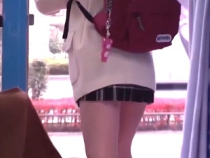 ミニスカ貧乳RR女子校生が彼氏のペニス当てゲームでNTR？！外したら可愛い彼女がマジックミラー越しの彼の目の前でSEX！