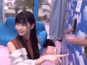 美人なJDがカップルでペニス当てゲームに挑戦！外れたら罰ゲームNTR！マジックミラー号の向こうの彼氏の側で膣内射精される。